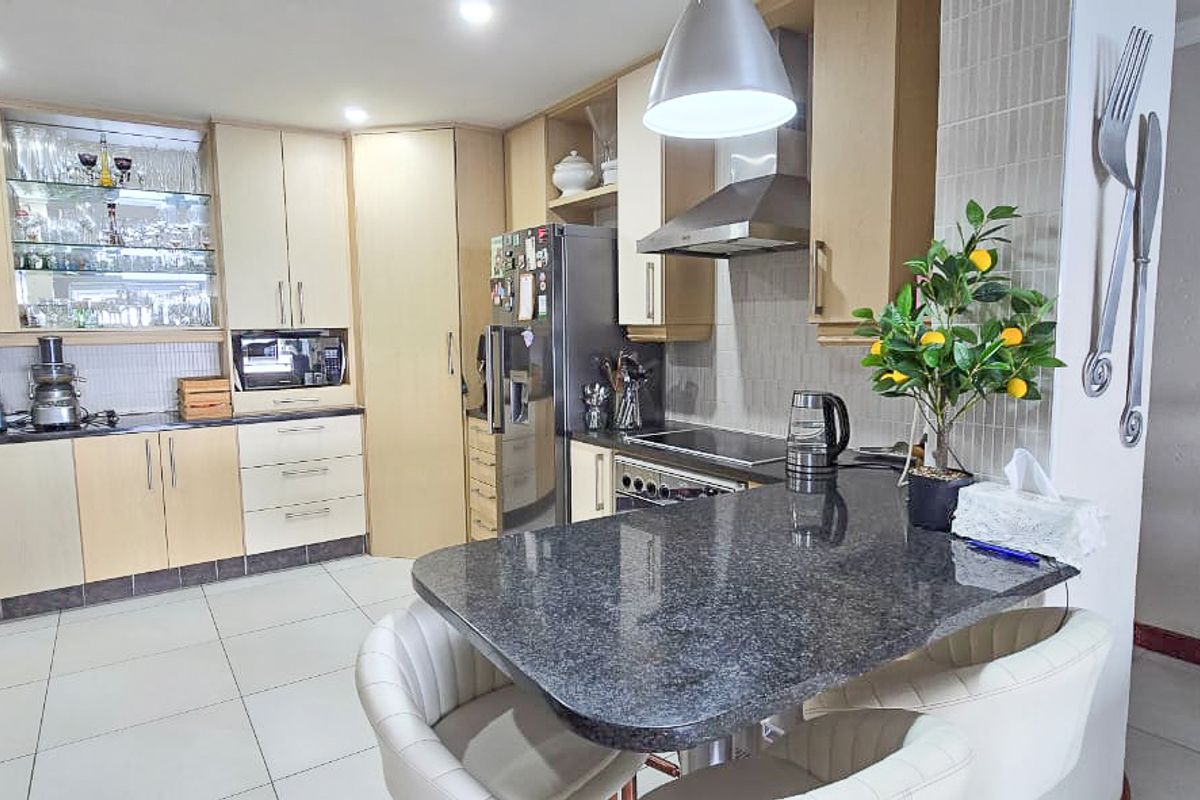 Seamless Indoor-Outdoor Living with Breathtaking Coastline Views - Photo 4