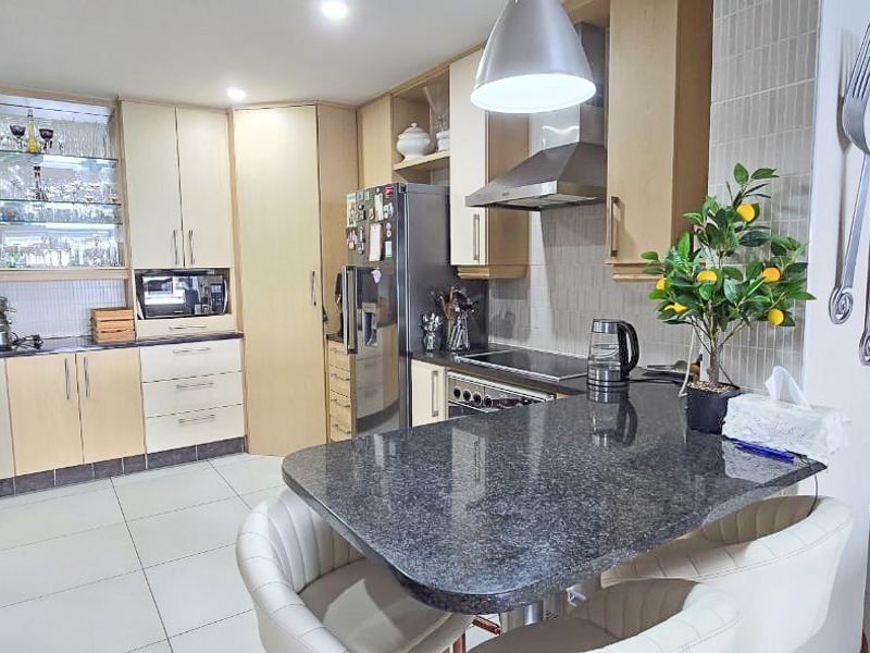 Seamless Indoor-Outdoor Living with Breathtaking Coastline Views - Photo 4