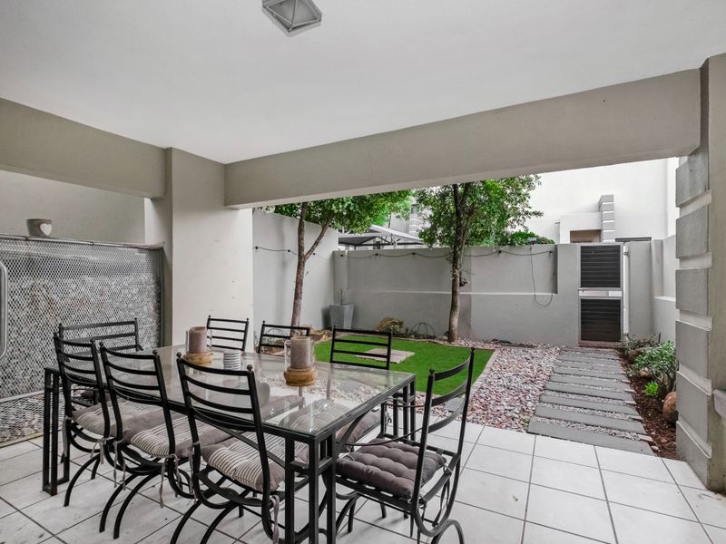 Fully Furnished 2 Bedroom, 2.5 Bathroom Double-Storey Home – Contemporary Comfort Meets Effortless - Photo 10