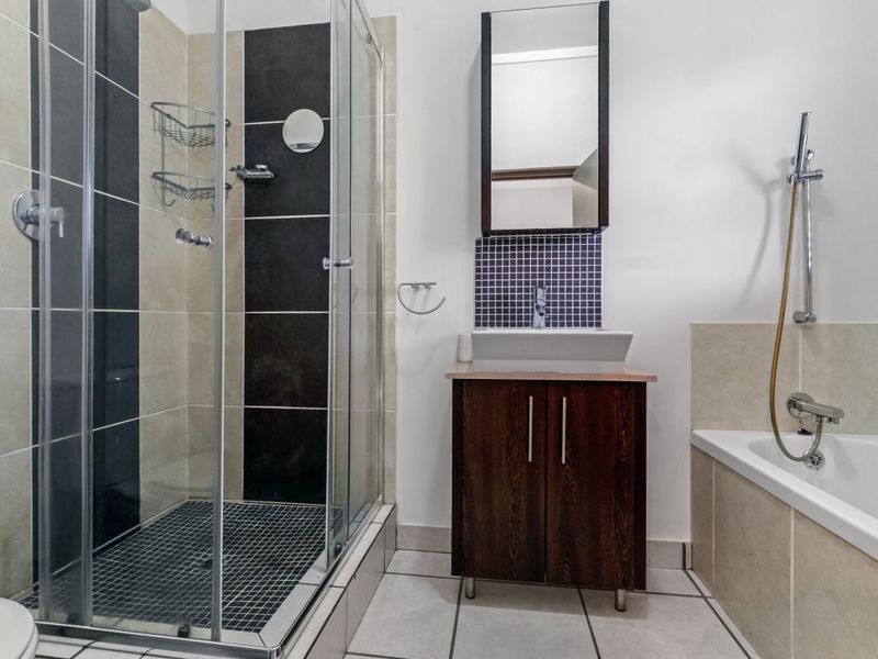 Fully Furnished 2 Bedroom, 2.5 Bathroom Double-Storey Home – Contemporary Comfort Meets Effortless - Photo 9