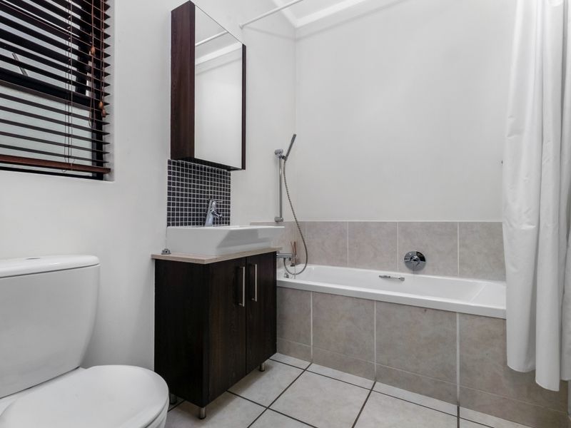 Fully Furnished 2 Bedroom, 2.5 Bathroom Double-Storey Home – Contemporary Comfort Meets Effortless - Photo 8