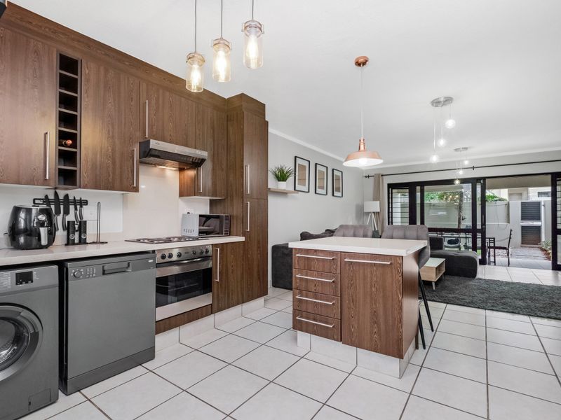 Fully Furnished 2 Bedroom, 2.5 Bathroom Double-Storey Home – Contemporary Comfort Meets Effortless - Photo 2