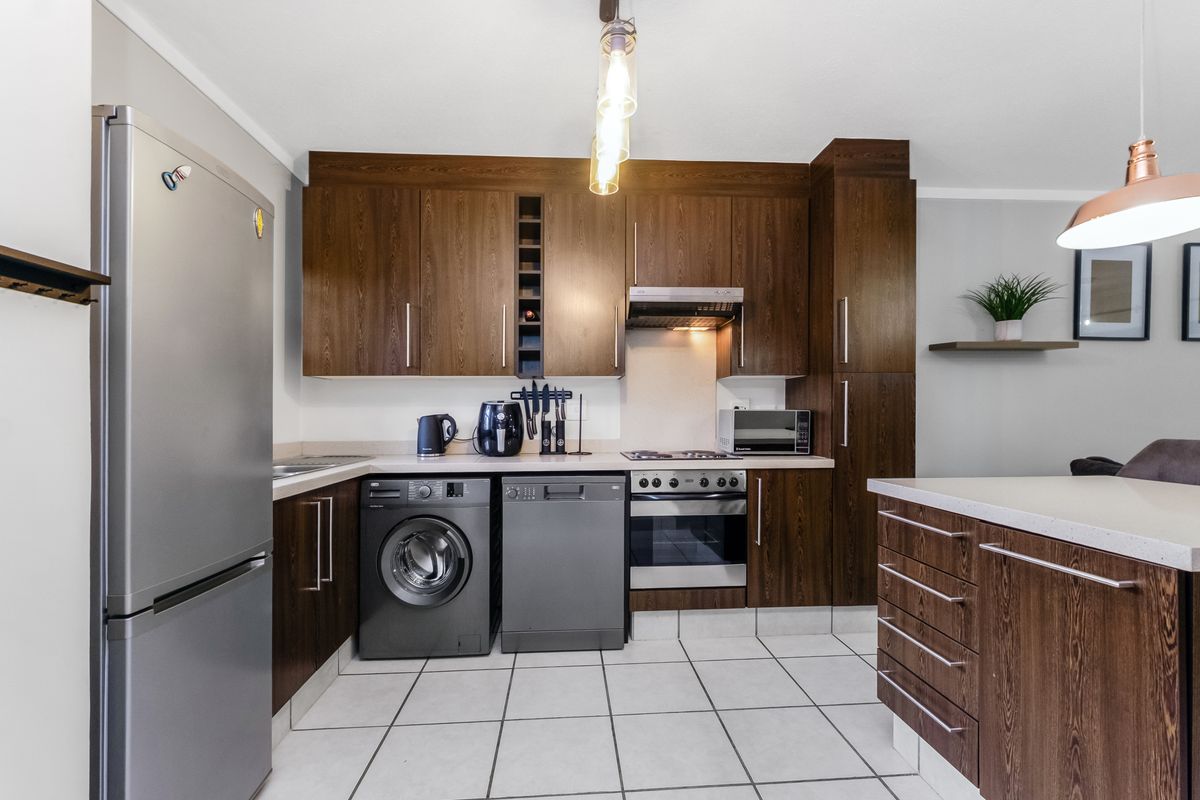 Fully Furnished 2 Bedroom, 2.5 Bathroom Double-Storey Home – Contemporary Comfort Meets Effortless - Photo 3