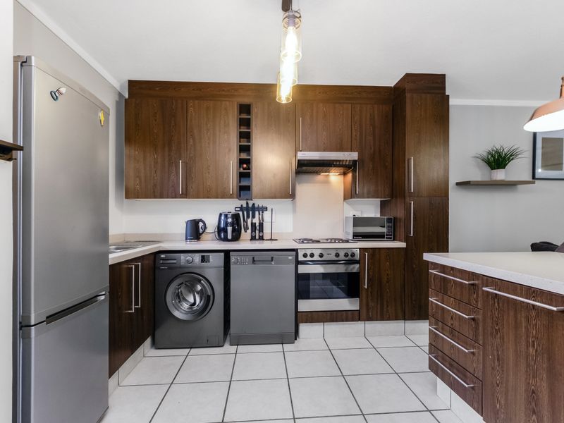 Fully Furnished 2 Bedroom, 2.5 Bathroom Double-Storey Home – Contemporary Comfort Meets Effortless - Photo 3