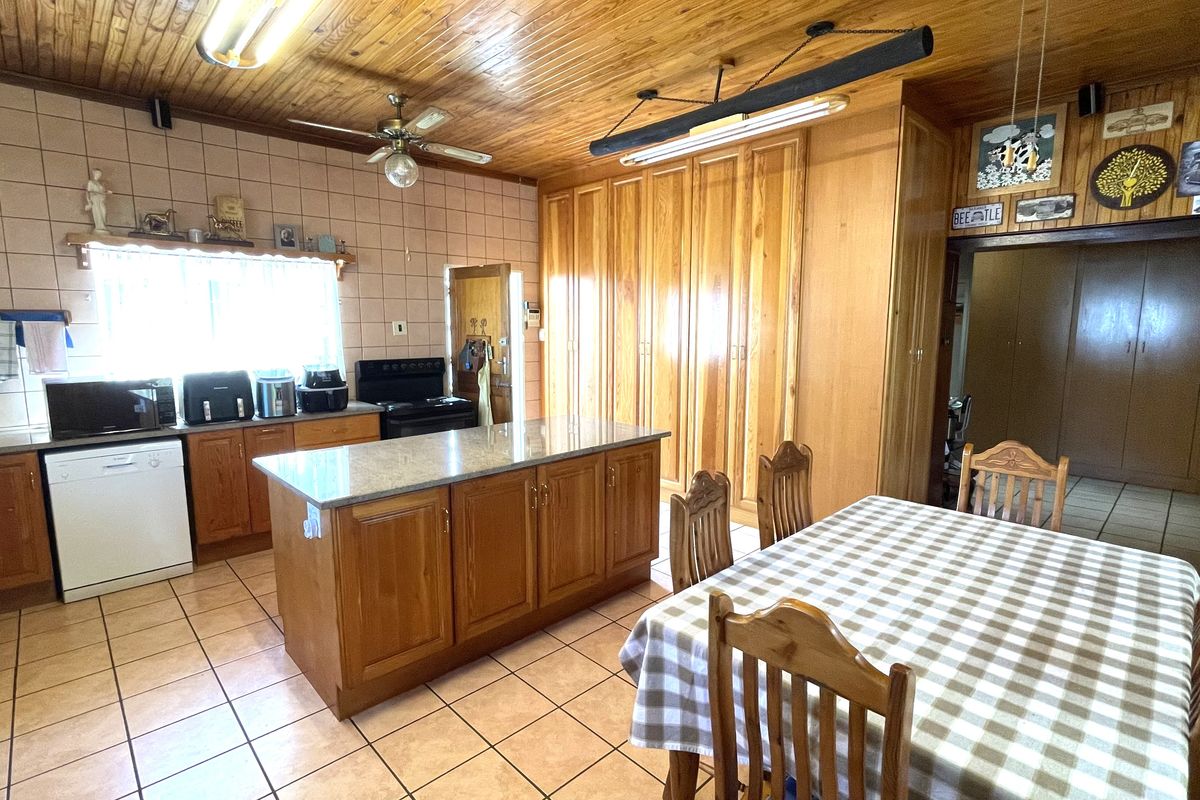 Spacious 3-Bedroom Family Home with Flatlet & Pool in Lyttelton Centurion - Photo 5