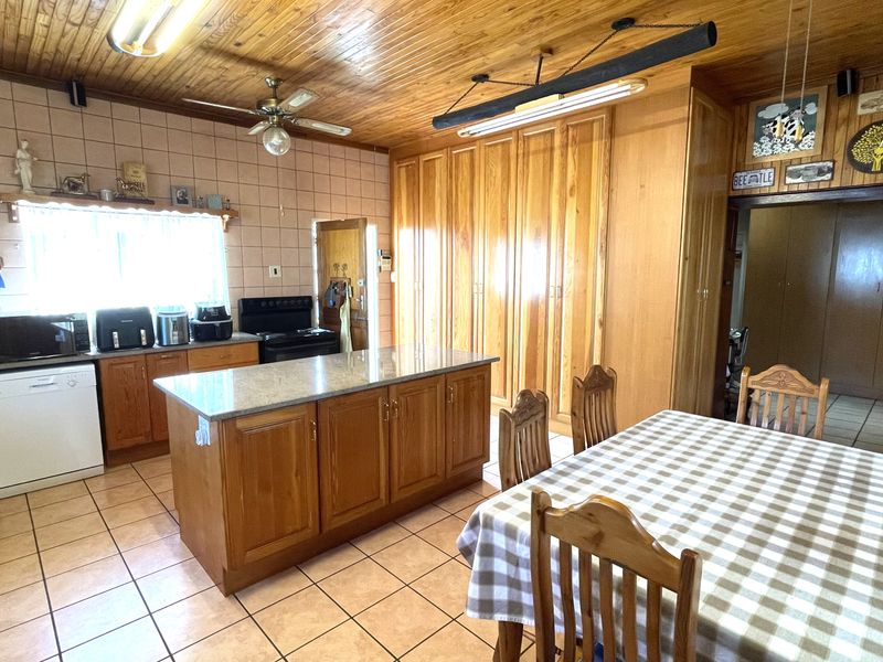 Spacious 3-Bedroom Family Home with Flatlet & Pool in Lyttelton Centurion - Photo 5