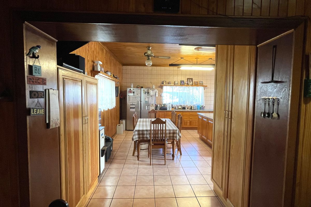 Spacious 3-Bedroom Family Home with Flatlet & Pool in Lyttelton Centurion - Photo 3