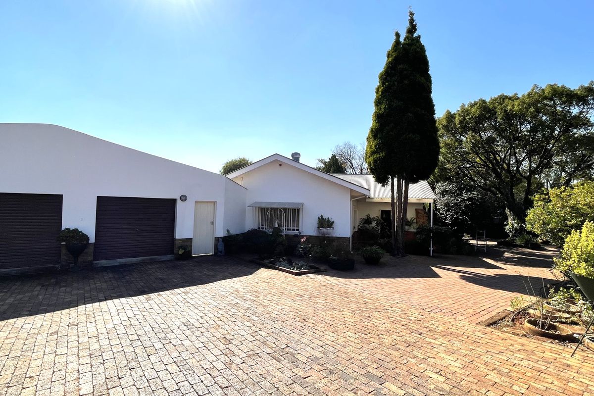 Spacious 3-Bedroom Family Home with Flatlet & Pool in Lyttelton Centurion - Photo 2