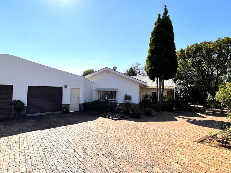 Spacious 3-Bedroom Family Home with Flatlet & Pool in Lyttelton Centurion - Photo 2