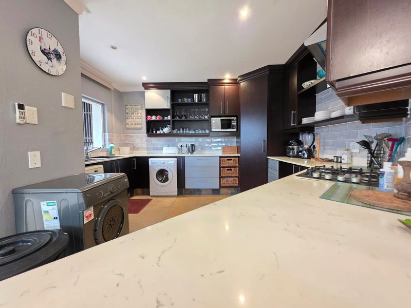 Luxurious 4-Bedroom Ground Floor Apartment with Breathtaking Views in Simbithi Eco Estate - Photo 9