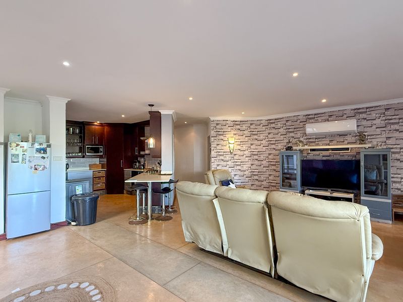 Luxurious 4-Bedroom Ground Floor Apartment with Breathtaking Views in Simbithi Eco Estate - Photo 6