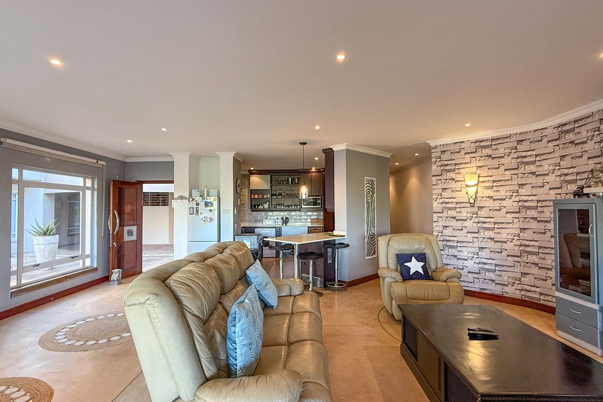 Luxurious 4-Bedroom Ground Floor Apartment with Breathtaking Views in Simbithi Eco Estate - Photo 5