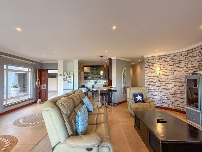 Luxurious 4-Bedroom Ground Floor Apartment with Breathtaking Views in Simbithi Eco Estate - Photo 5