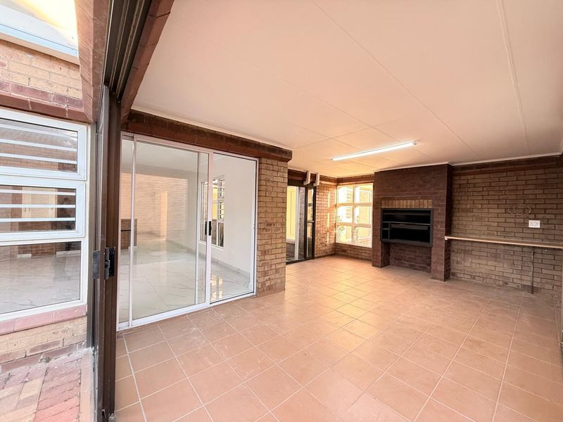 4 Bedroom with Pool Townhouse Fantail Aviary Hill - Photo 9