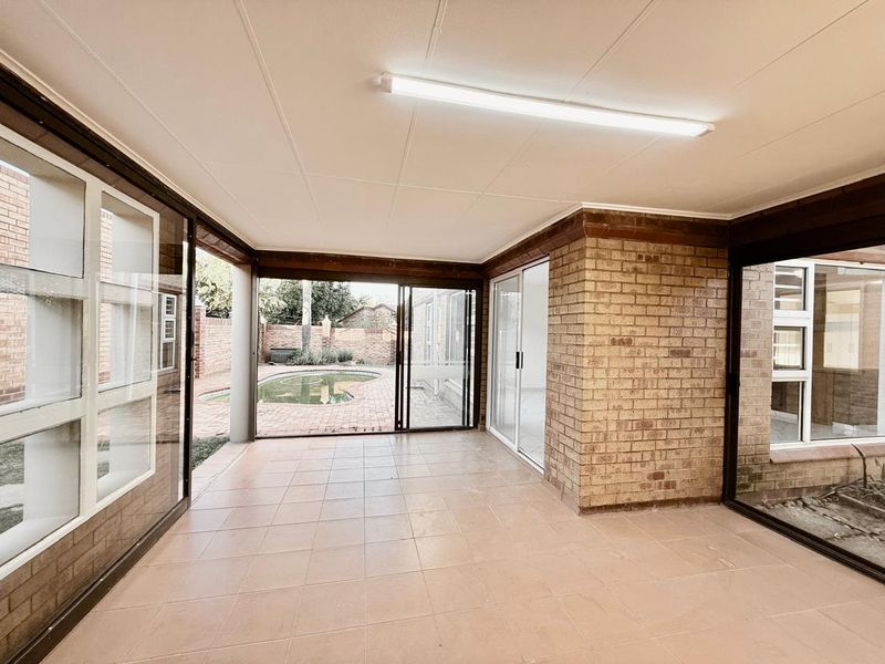 4 Bedroom with Pool Townhouse Fantail Aviary Hill - Photo 8