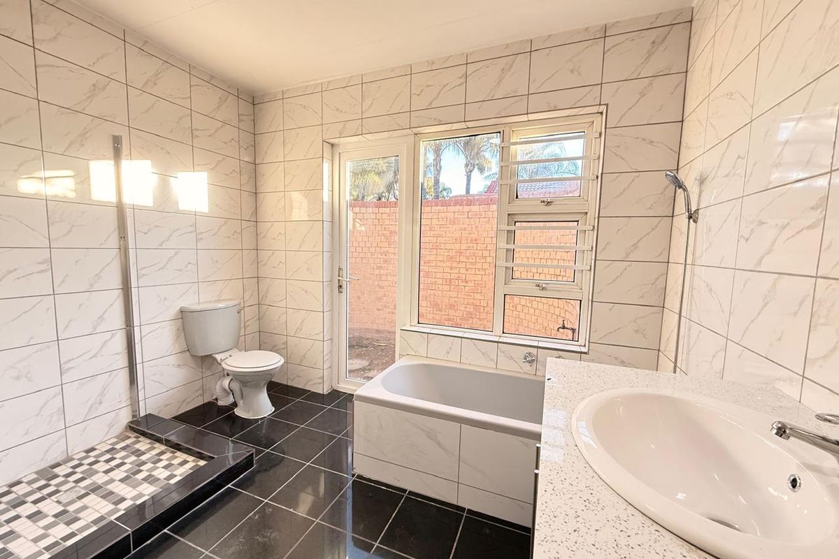 4 Bedroom with Pool Townhouse Fantail Aviary Hill - Photo 5