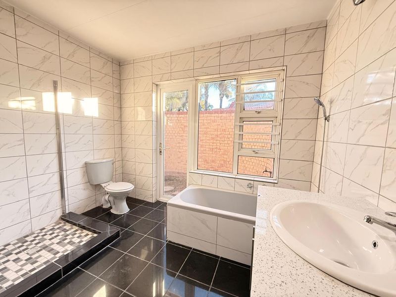 4 Bedroom with Pool Townhouse Fantail Aviary Hill - Photo 5