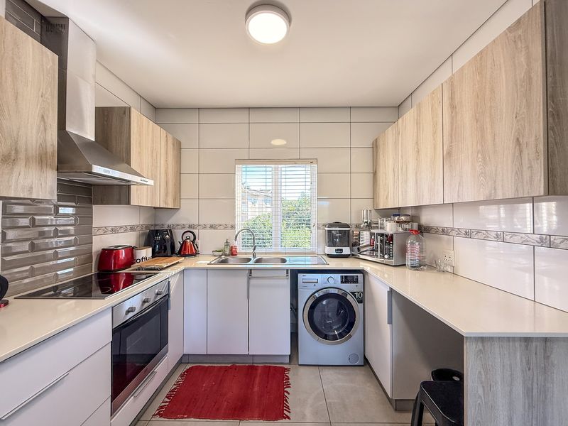 2-Bedroom Apartment in Manor Estate - Photo 9