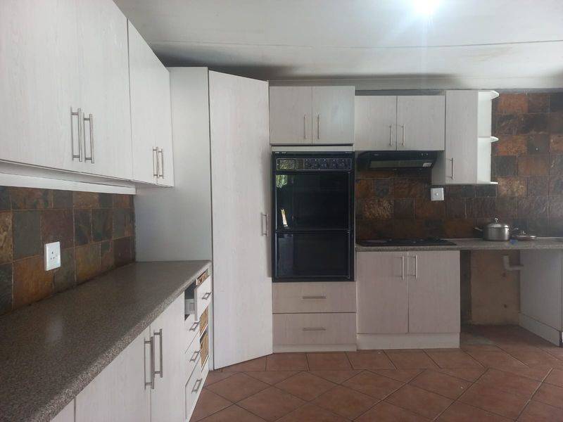 Charming and Spacious Family Home in the Heart of Rensburg, Heidelberg - Photo 6