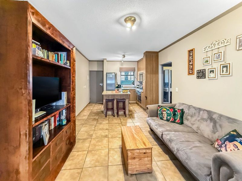 One Bedroom Spacious Garden Apartment - Photo 4