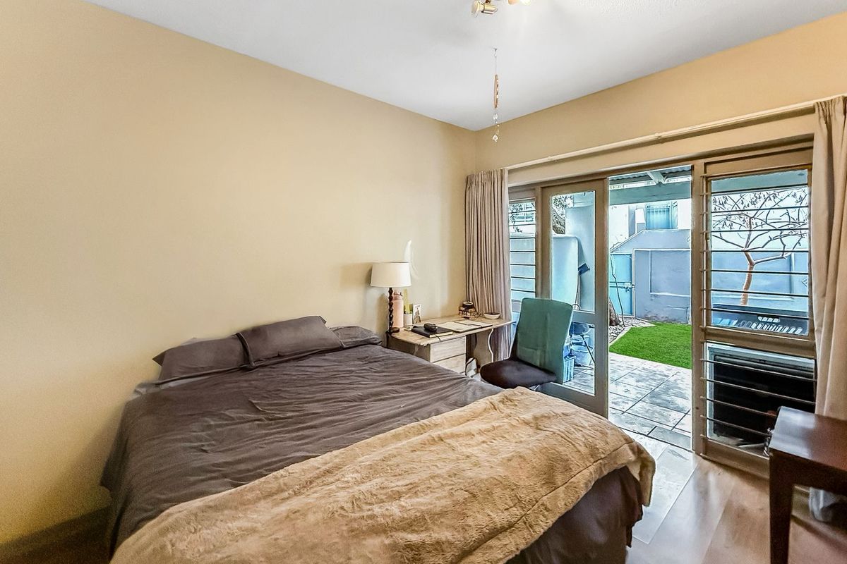 One Bedroom Spacious Garden Apartment - Photo 5