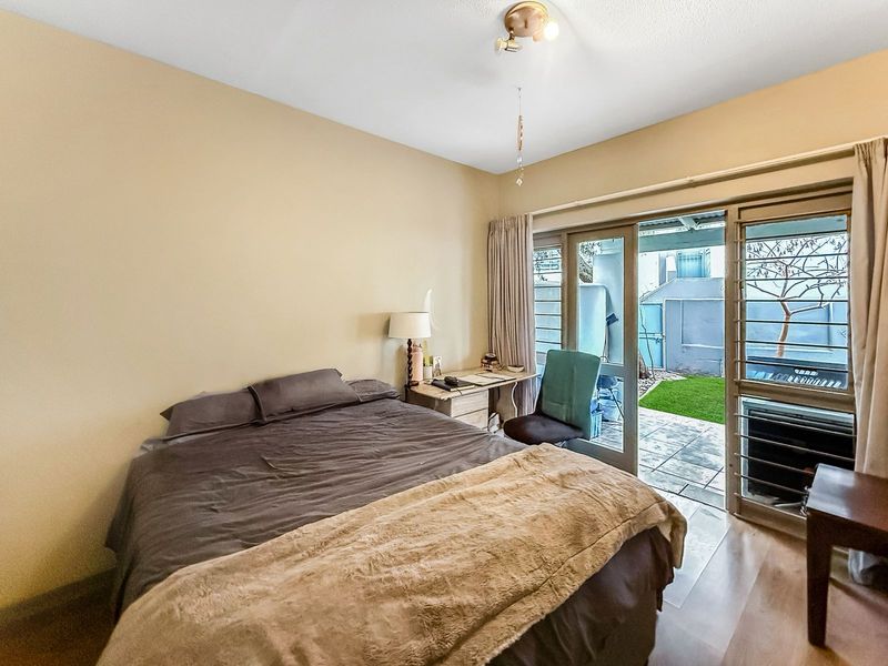 One Bedroom Spacious Garden Apartment - Photo 5