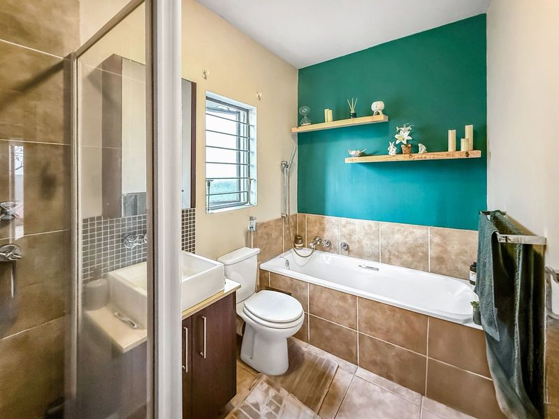 One Bedroom Spacious Garden Apartment - Photo 6