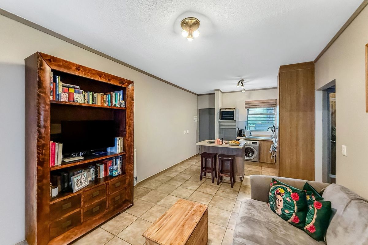 One Bedroom Spacious Garden Apartment - Photo 3