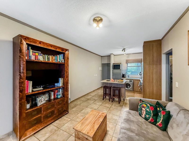 One Bedroom Spacious Garden Apartment - Photo 3