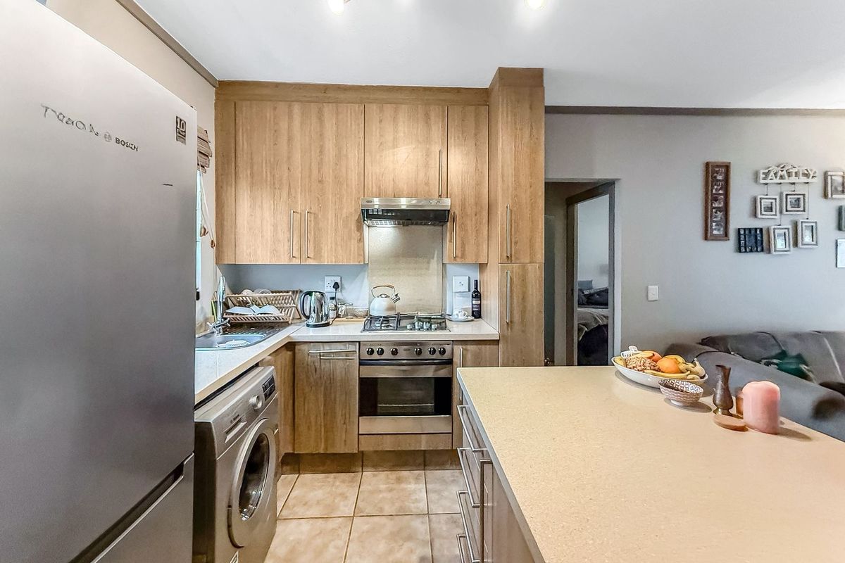 One Bedroom Spacious Garden Apartment - Photo 2