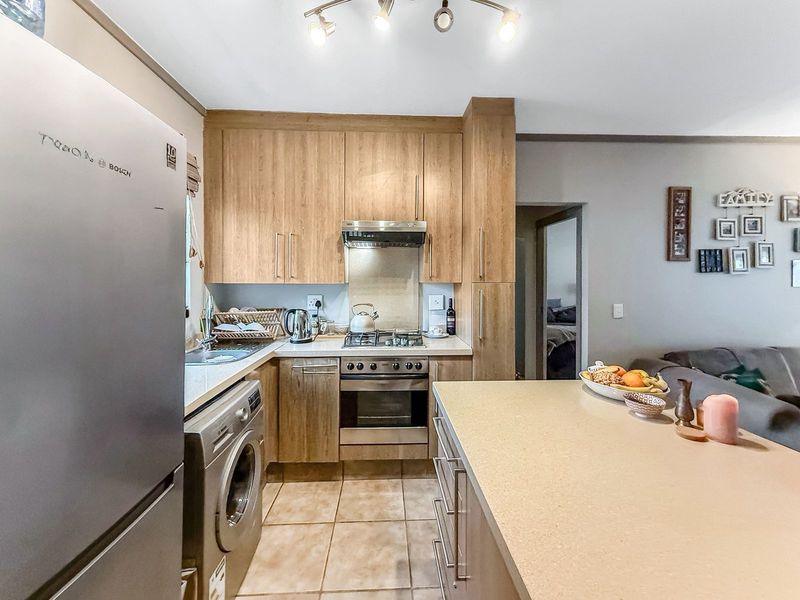 One Bedroom Spacious Garden Apartment - Photo 2