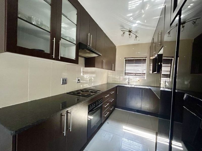 Modern Renovated Townhouse for Rent in Meer En See - Photo 2