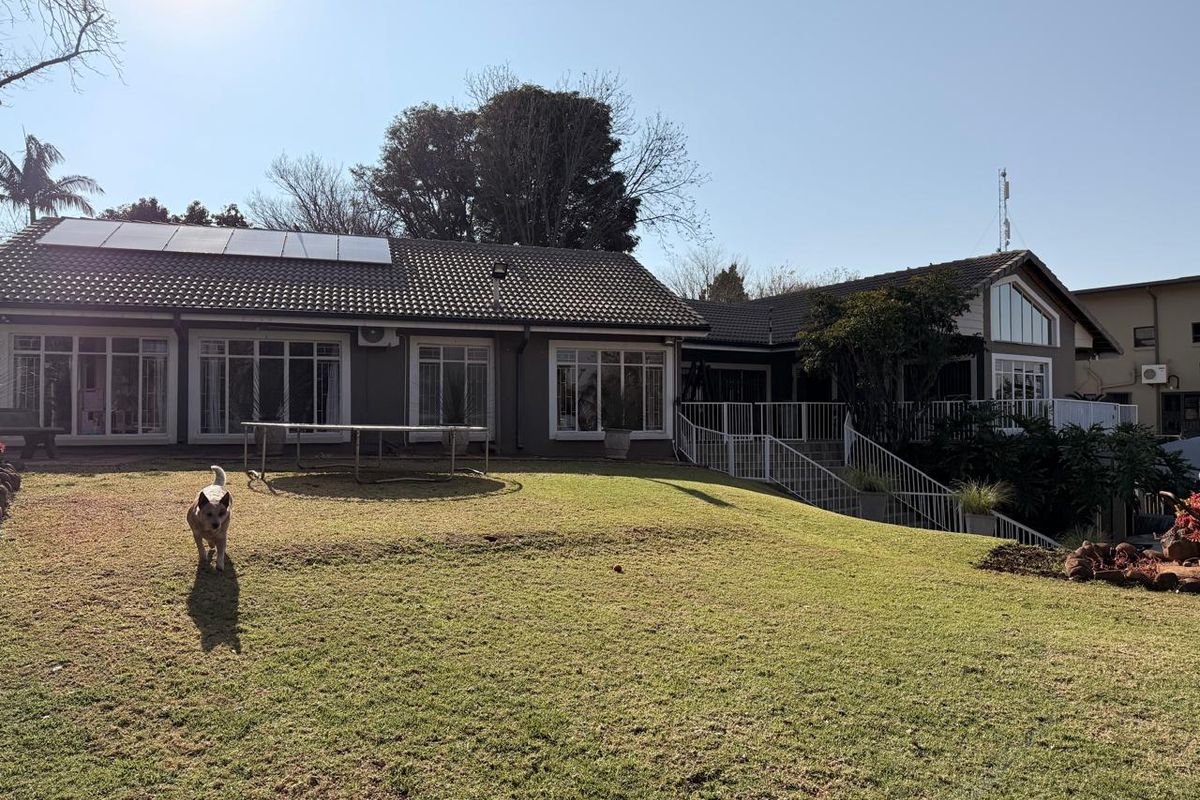 4 Bedroom 3 Bathroom Family Mountain View House - Photo 3