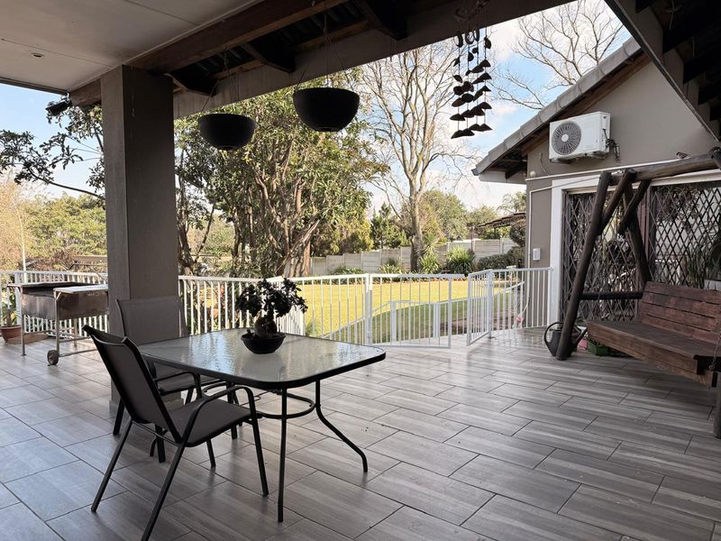 4 Bedroom 3 Bathroom Family Mountain View House - Photo 9