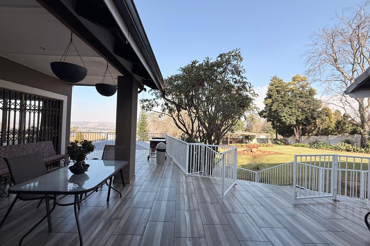 4 Bedroom 3 Bathroom Family Mountain View House - Photo 2