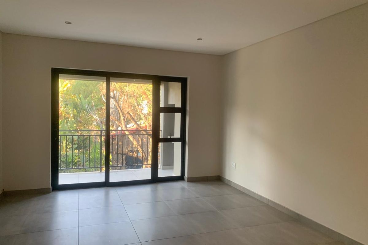 3 Bedroom 2 Bathroom Top Floor Modern Apartment - Photo 5