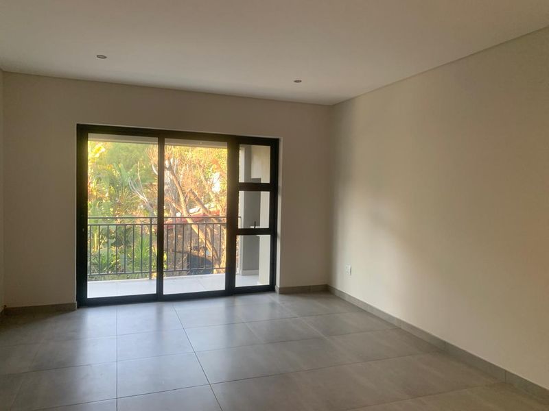 3 Bedroom 2 Bathroom Top Floor Modern Apartment - Photo 5