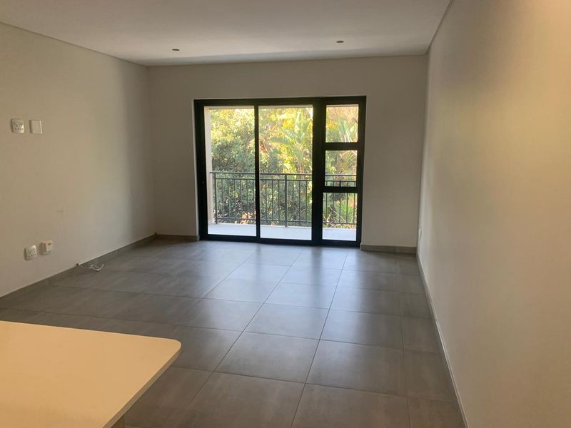 3 Bedroom 2 Bathroom Top Floor Modern Apartment - Photo 4