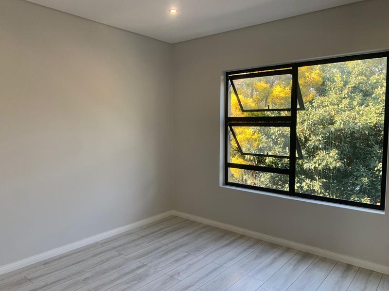 3 Bedroom 2 Bathroom Top Floor Modern Apartment - Photo 10