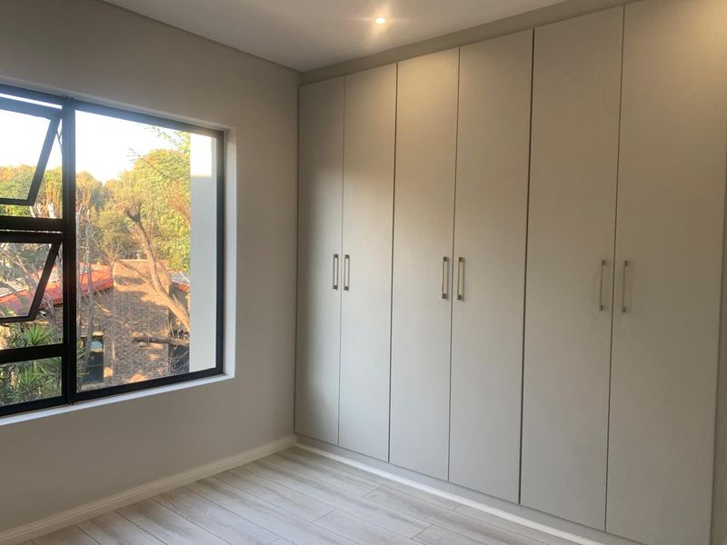 3 Bedroom 2 Bathroom Top Floor Modern Apartment - Photo 9