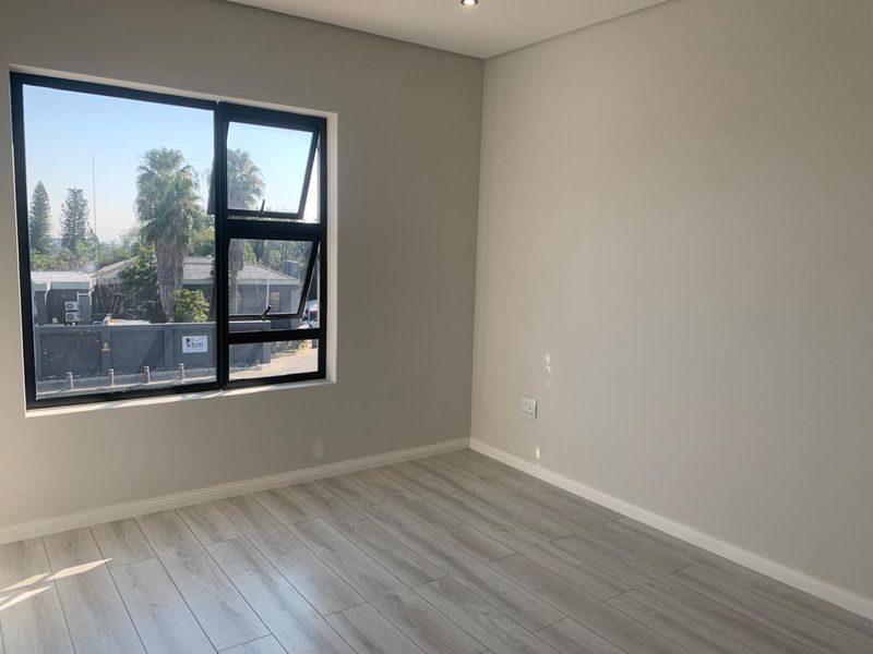 3 Bedroom 2 Bathroom Top Floor Modern Apartment - Photo 8