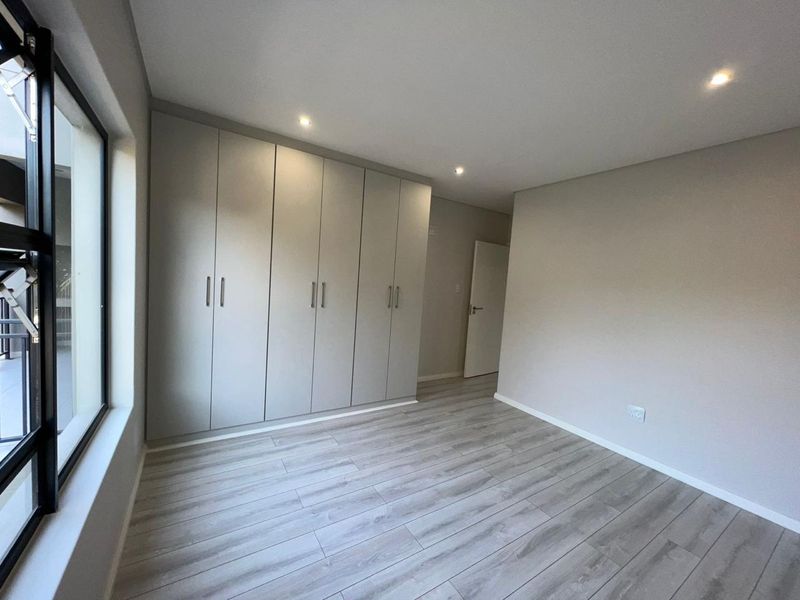 3 Bedroom 2 Bathroom Top Floor Modern Apartment - Photo 7