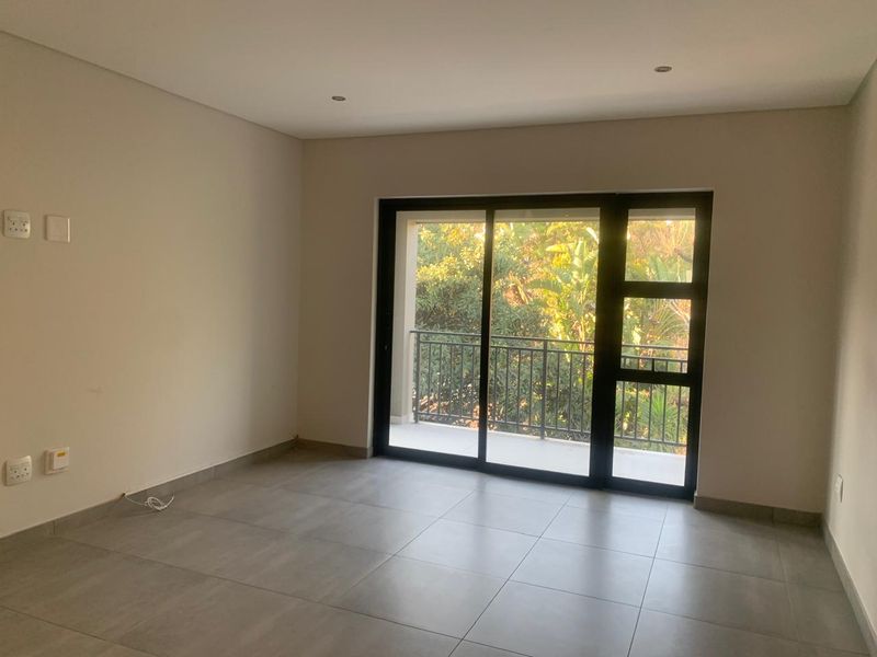 3 Bedroom 2 Bathroom Top Floor Modern Apartment - Photo 6