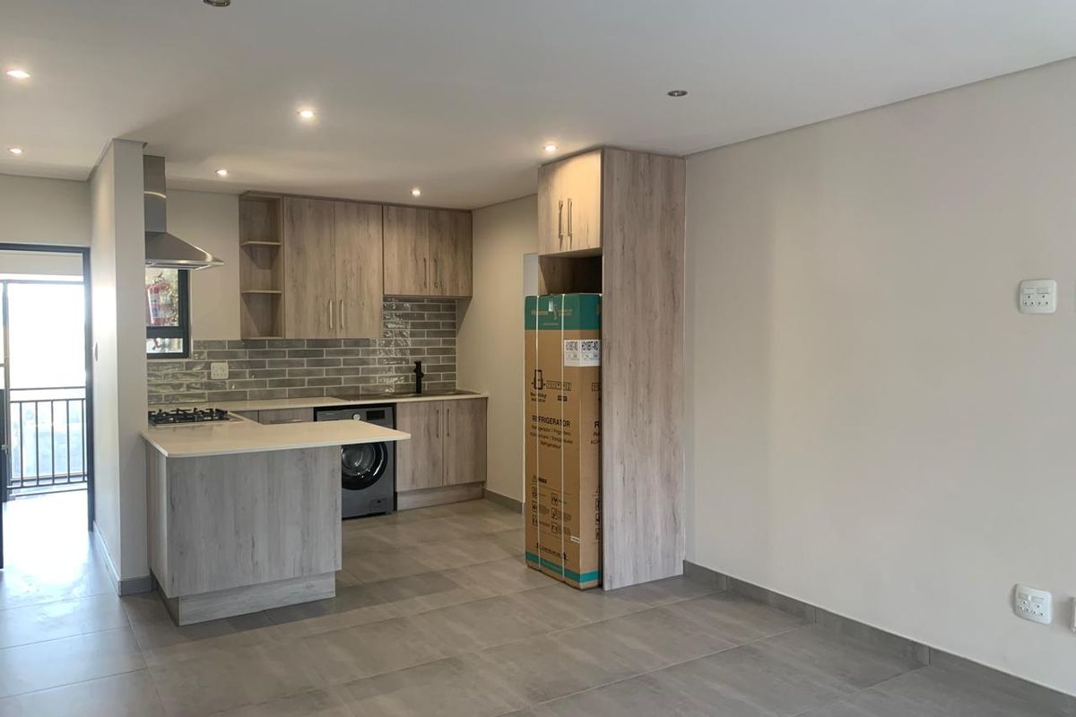 3 Bedroom 2 Bathroom Top Floor Modern Apartment - Photo 2