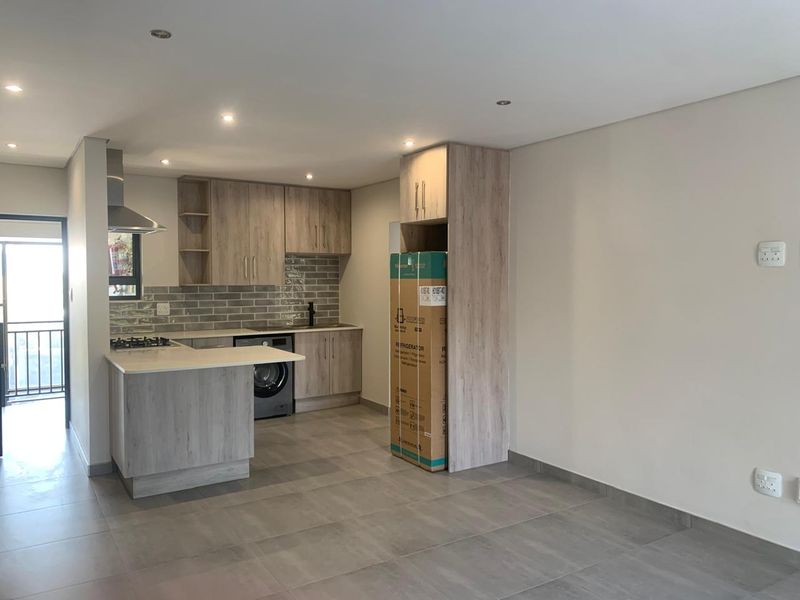 3 Bedroom 2 Bathroom Top Floor Modern Apartment - Photo 2