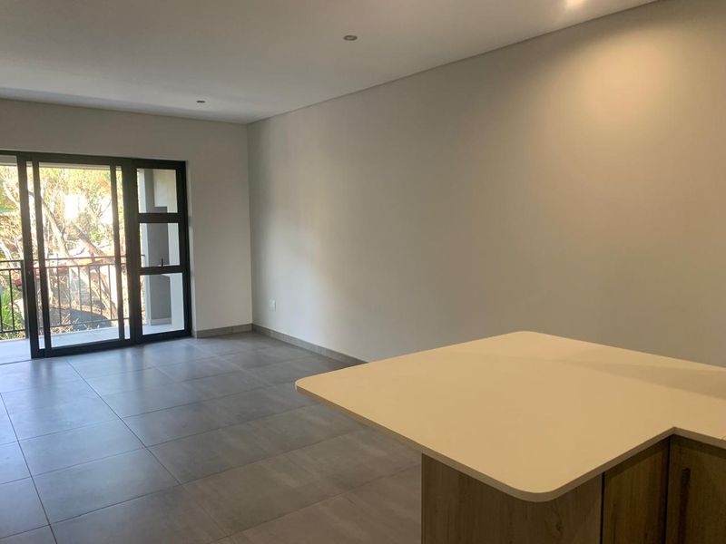 3 Bedroom 2 Bathroom Top Floor Modern Apartment - Photo 3