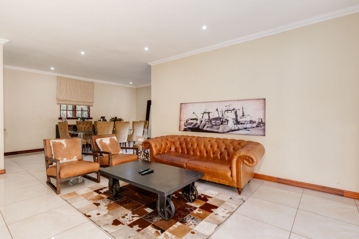 Spacious 3 bedroom townhouse with staff and pool - Photo 3