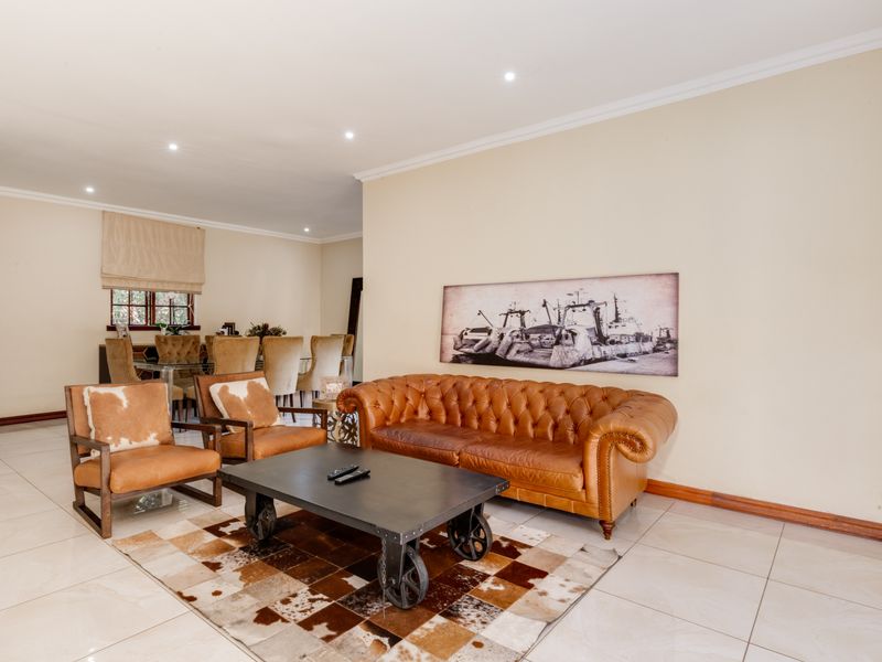 Spacious 3 bedroom townhouse with staff and pool - Photo 3