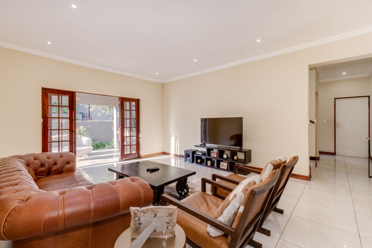 Spacious 3 bedroom townhouse with staff and pool - Photo 5