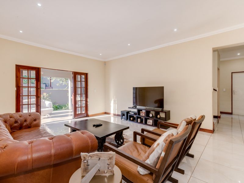Spacious 3 bedroom townhouse with staff and pool - Photo 5